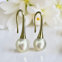 Broome Pearl Trumpet Style Hook Earrings