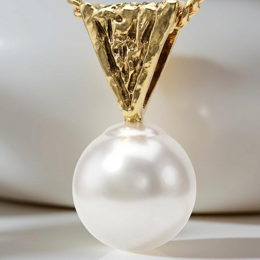 Broome Circle Pearl 9ct Gold Textured Pendant