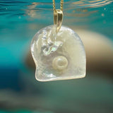 Stunning Pearl and Oyster 14ct Pendant 