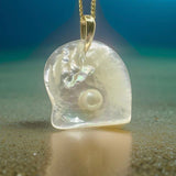 Stunning Pearl and Oyster 14ct Pendant 