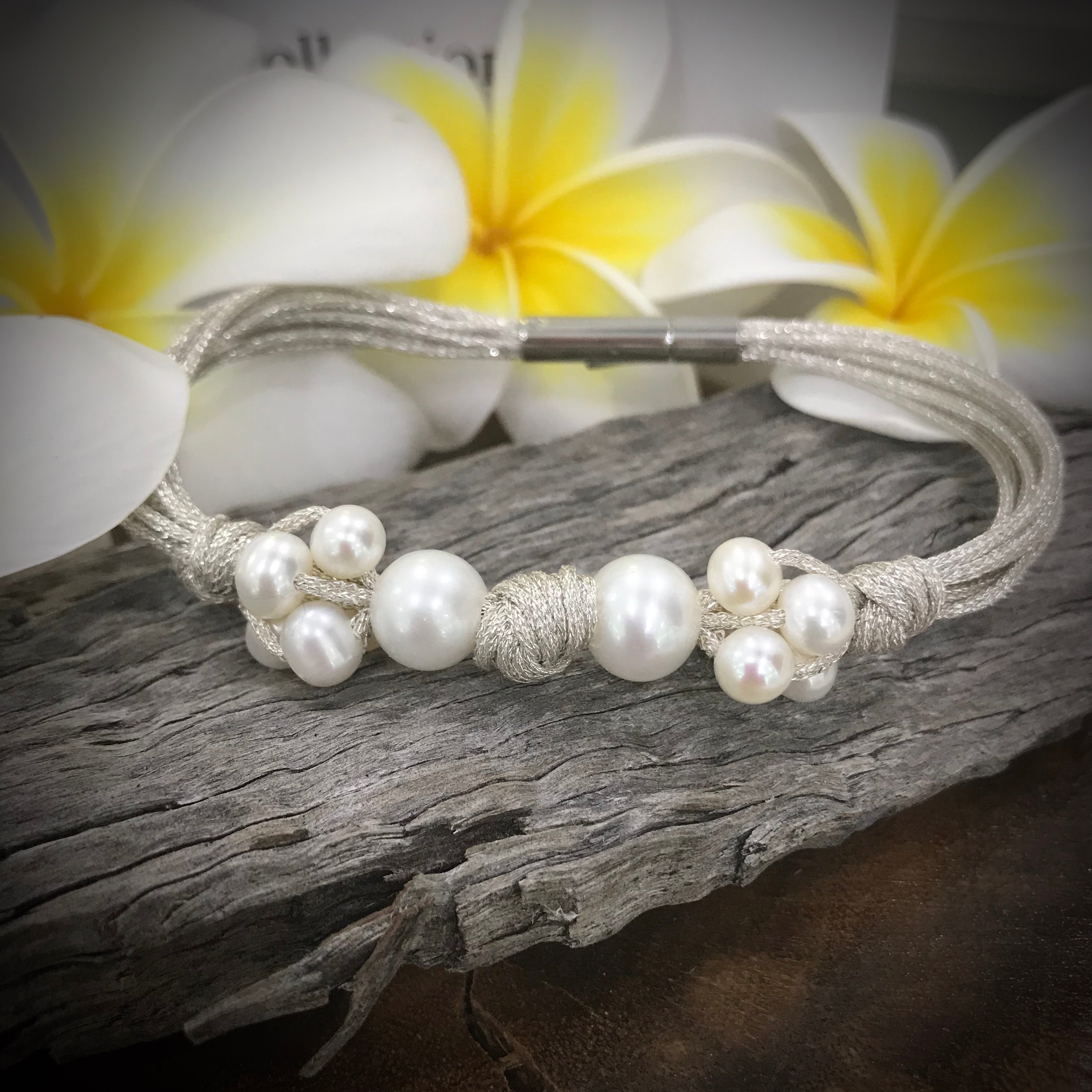 Bracelet with Cultured Freshwater Pearl in 10kt Yellow Gold